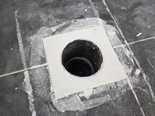 누수탐지 욕실 옆방 벽면의 물자국과 얼룩 점검 장면