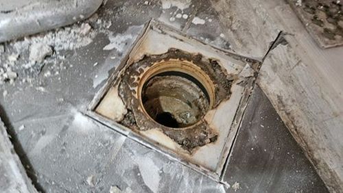 누수탐지 샤워기 연결부 주변의 물방울 흔적과 벽면 습기 상태를 보여주는 점검 장면