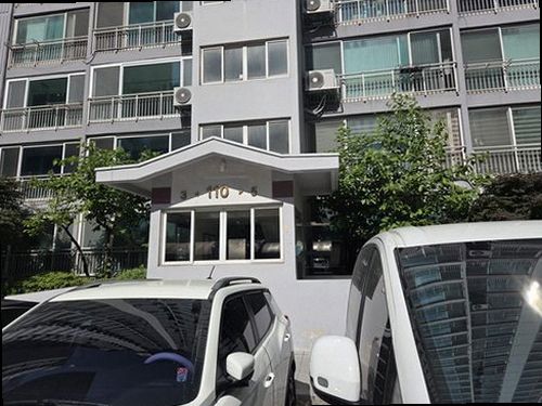 동두천 누수탐지 벽과 천장의 누수 흔적 및 설비 주변을 점검하는 모습