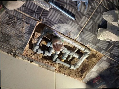 영통구 누수탐지 천장과 벽면의 변색 및 습기 흔적을 점검하는 모습