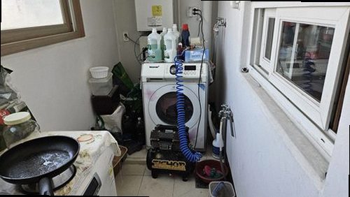누수탐지 탐지 결과서와 측정 사진을 정리해 둔 서류 장면