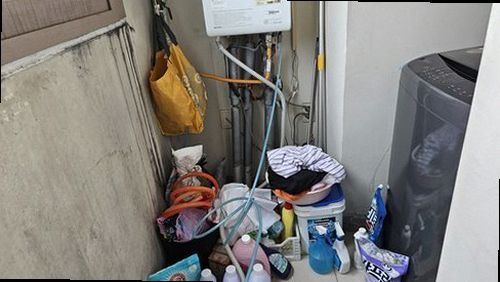 누수탐지 천장 얼룩을 살펴보는 점검 장면