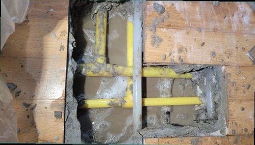 연수구 누수탐지 천장 얼룩과 벽면 습기 흔적을 확인하는 모습