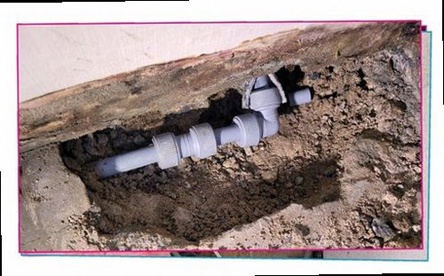 제물포구 누수탐지 천장과 벽에 나타난 누수 흔적을 확인하는 모습