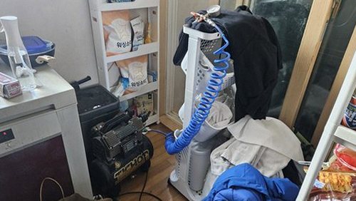 누수탐지 배관 점검 장비로 벽면 상태를 확인하는 모습