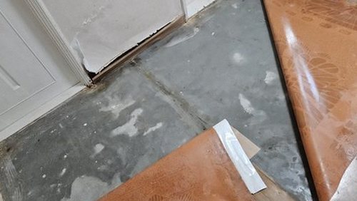 누수탐지 처치 후 정리된 거실 천장과 바닥