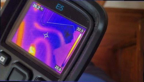 관악구 누수탐지 누수 원인 조치 후 건조 상태와 복구된 천장을 확인하는 모습