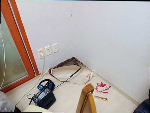 노원구 누수탐지 점검 후 변색 범위와 건조 상태를 비교하는 벽면 모습