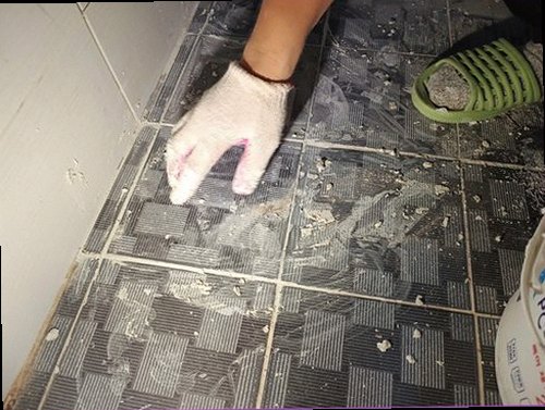 도봉구 누수탐지 천장과 벽면에 번진 물 얼룩을 확인하는 모습