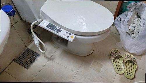 성동구 누수탐지 벽면과 바닥 주변의 누수 흔적을 비교해 확인하는 모습