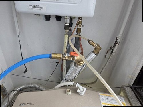 누수탐지 배관과 계량기 주변을 점검하는 작업 장면