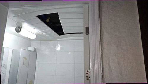 성북구 누수탐지 보일러실 바닥과 배관 주변의 누수 흔적을 확인하는 현장