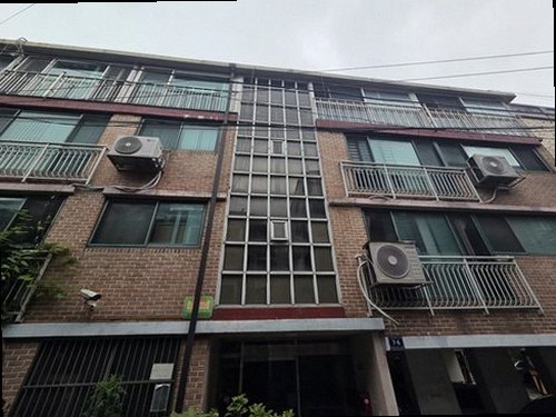 송파구 누수탐지 세탁실 바닥과 급수·배수 연결부를 확인하는 모습