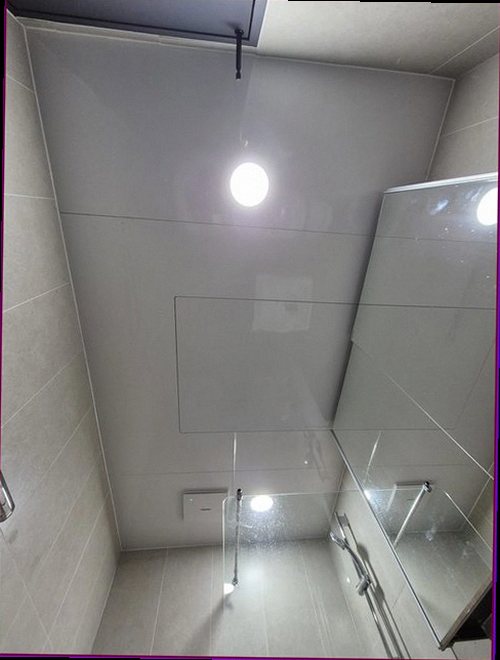 용산구 누수탐지 싱크대 하부장 안쪽의 물자국과 연결부 점검 모습