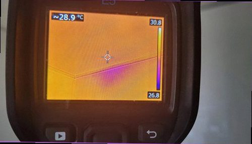 종로구 누수탐지 안방 벽지 하단에 나타난 누수 얼룩과 들뜬 부분