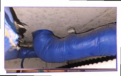 서대문구 누수탐지 욕실 벽면 하단에 나타난 변색과 바닥 물기 흔적