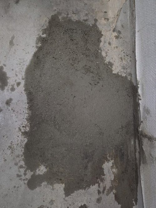 누수탐지 천장 얼룩이 번진 뒤 건조 과정을 거치며 마감재 상태가 안정되는 모습