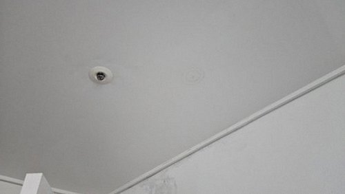 누수탐지 천장과 벽면 습기 흔적을 확인하는 점검 장면
