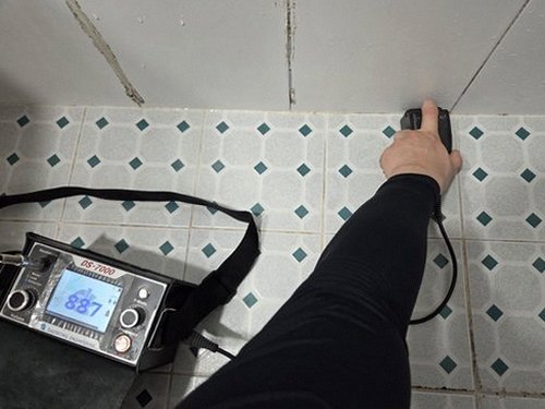 누수탐지 열화상 카메라로 벽면 온도 차이를 확인하는 점검 장면