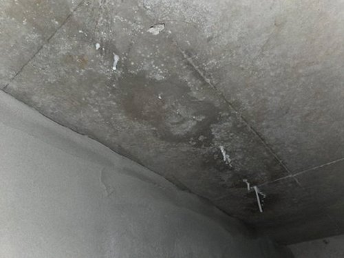 누수탐지 건물 내부 배관과 천장 마감재 구조를 보여주는 점검 현장 이미지