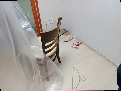 누수탐지 수리 후 싱크대 하부 누수 여부를 재확인하는 장면