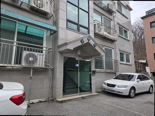중랑구 누수탐지 천장과 벽면에 생긴 물 얼룩을 기록하는 모습
