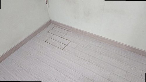 중랑구 누수탐지 천장 얼룩의 번짐과 표면 상태를 살펴보는 모습