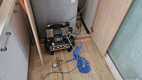 누수탐지 배관 연결부 온도 차이를 확인하는 점검 장면