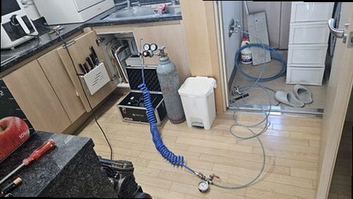 누수탐지 싱크대 하부장 배관 이음부와 천장 얼룩 위치를 비교한 점검 기록 이미지