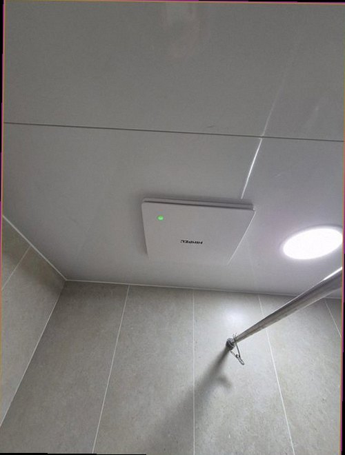 이천 누수탐지 천장과 벽면의 누수 흔적을 확인하는 모습