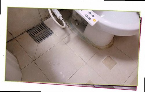 이천 누수탐지 천장에 번진 물자국과 벽면 습기 흔적을 확인하는 모습