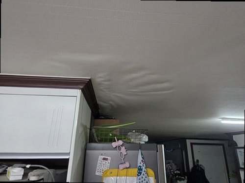 이천 누수탐지 천장 얼룩과 벽면의 수분 흔적을 확인하는 모습
