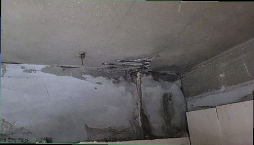파주 누수탐지 거실 바닥 습기와 들뜬 장판을 확인하는 현장 점검 모습