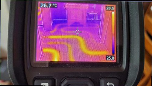 평택 누수탐지 욕실 바닥과 배수구 주변의 누수 흔적을 확인하는 현장