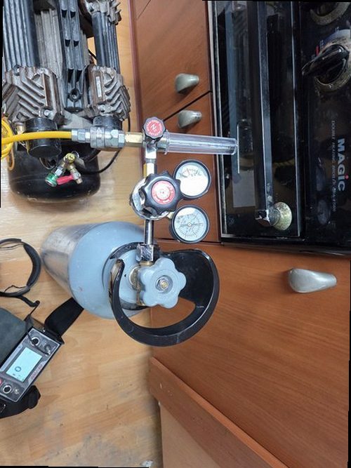 누수탐지 음향 장비와 열화상 카메라로 배관 위치를 확인하는 장면