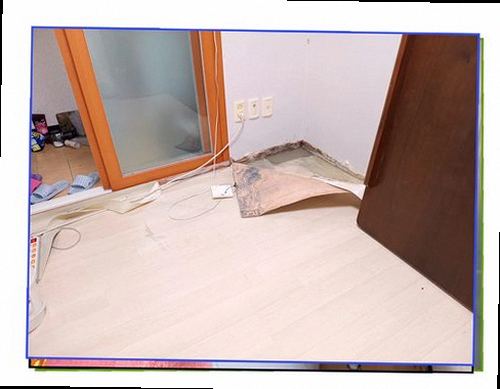덕양구 누수탐지 누수 발생 지점과 주변 마감 상태를 확인하는 모습