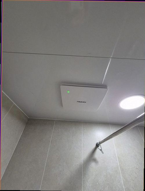 덕양구 누수탐지 욕실 바닥과 벽면 하단의 미세한 변색을 확인하는 현장 모습