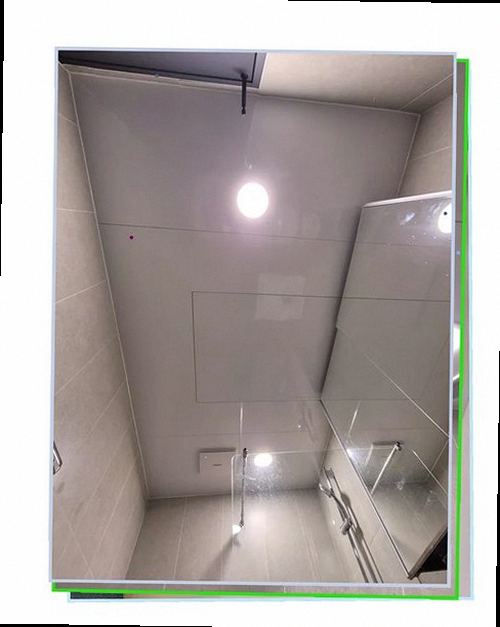 덕양구 누수탐지 벽면 얼룩과 베란다 주변의 습기 흔적을 확인하는 모습