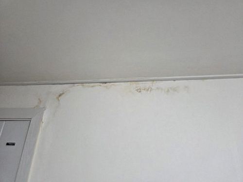 누수탐지 거실 천장 배관 주변 누수 흔적 점검 장면