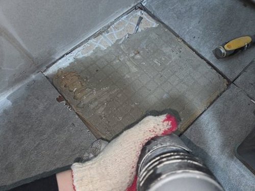 누수탐지 천장 내부 배관 점검 장면