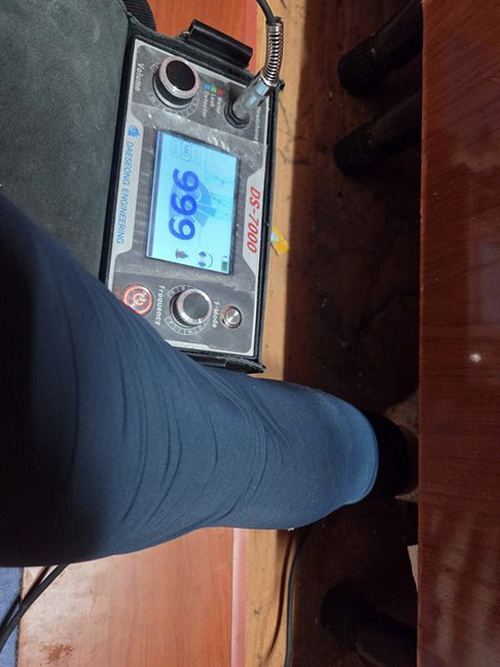 누수탐지 누수 점검 장비를 배관 주변에 배치한 모습