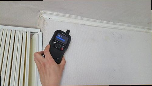 단원구 누수탐지 천장 얼룩과 주변 마감재 상태를 확인하는 모습