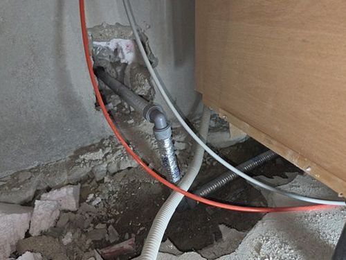누수탐지 벽면 얼룩과 배관 연결부를 살펴보는 현장 점검 장면