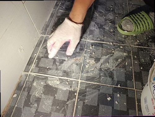 단원구 누수탐지 벽면 얼룩과 배관 누수 흔적을 비교하는 점검 현장