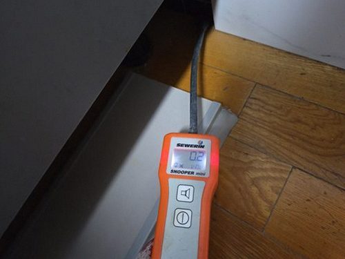 누수탐지 거실 바닥과 하층 천장의 얼룩 위치를 비교하며 점검하는 장면