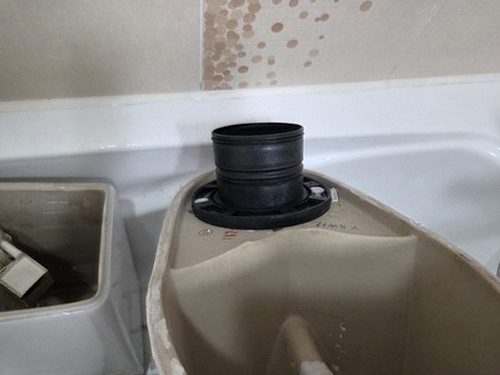 누수탐지 보수 뒤 마른 싱크대 하부장과 재점검하는 배관 연결부