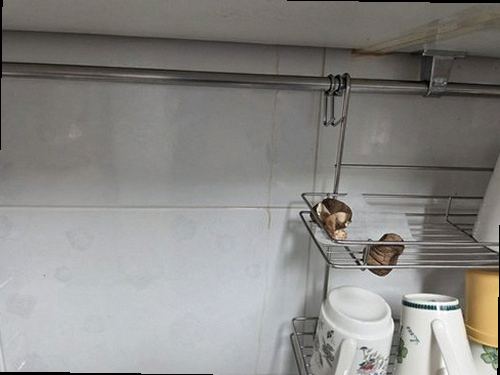 동탄구 누수탐지 싱크대 하부의 배수관과 급수 호스 주변을 확인하는 모습