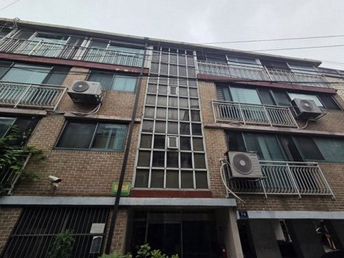 누수탐지 천장 물자국 주변을 살피는 점검 장면