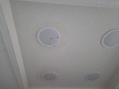 누수탐지 의심 구간을 확인한 뒤 보수 범위와 재점검 항목을 안내하는 모습