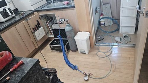 누수탐지 싱크대 하부장 배수트랩 주변 점검 장면
